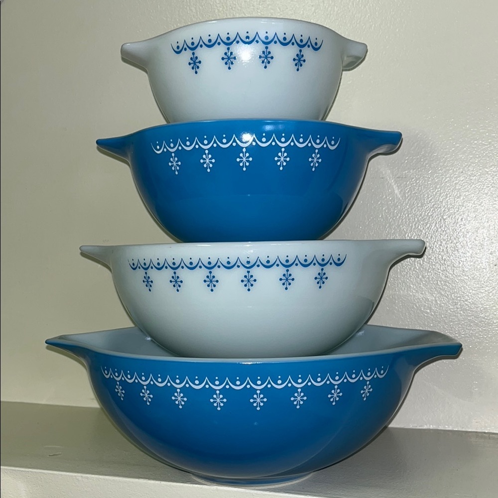 Pyrex snowflake garland Cinderella mixing bowls 441-444